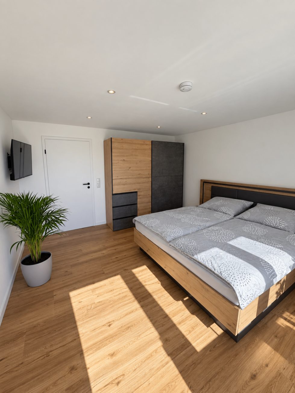 Schlafzimmer der Ferienwohnung Liserl mit Kleiderschrank und Fernseher