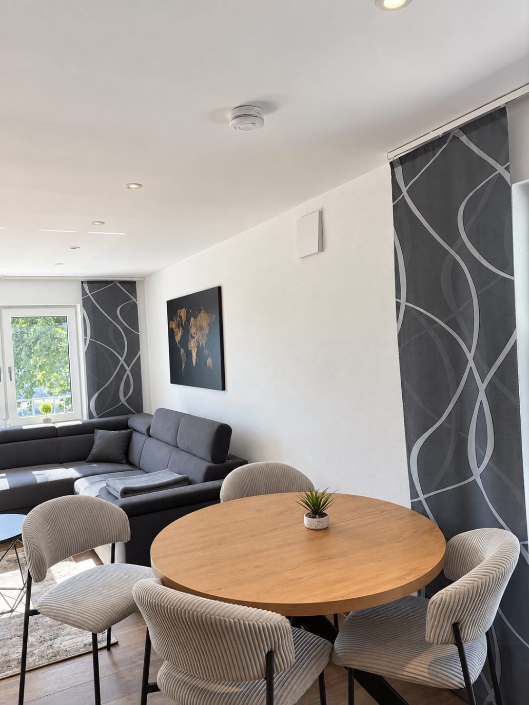 Essbereich der Ferienwohnung Liserl mit rundem Holztisch und vier Stühlen