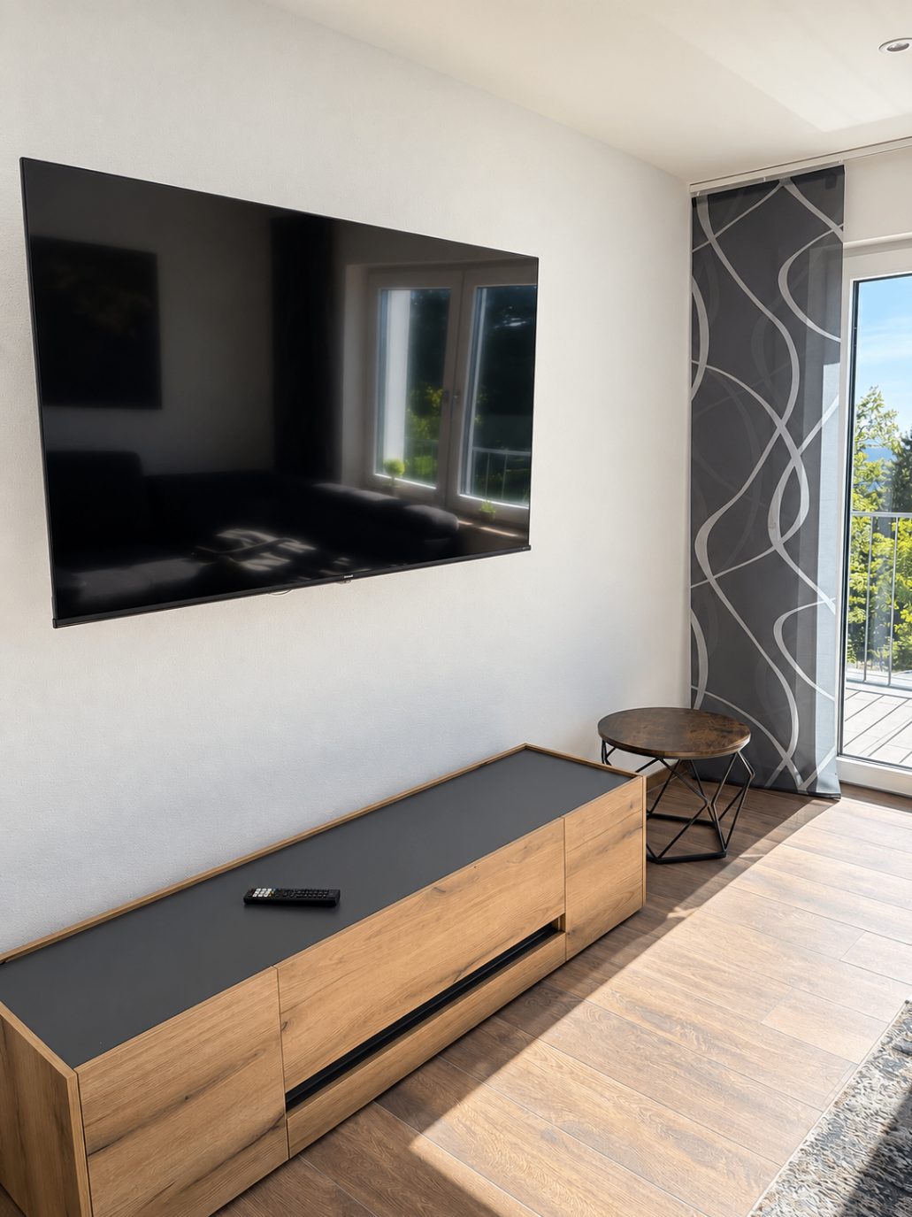 Smart-TV und Sideboard im Wohnbereich der Ferienwohnung Liserl