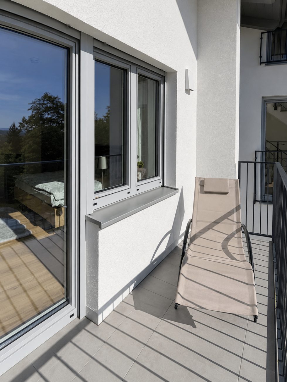 Balkon der Ferienwohnung Liserl mit Sonnenliege und Blick auf die Berge