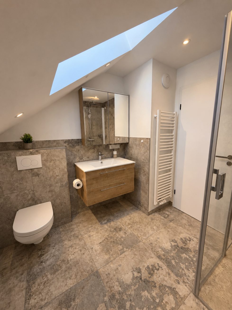 Badezimmer der Ferienwohnung Karl mit Waschtisch und Handtuchheizkörper