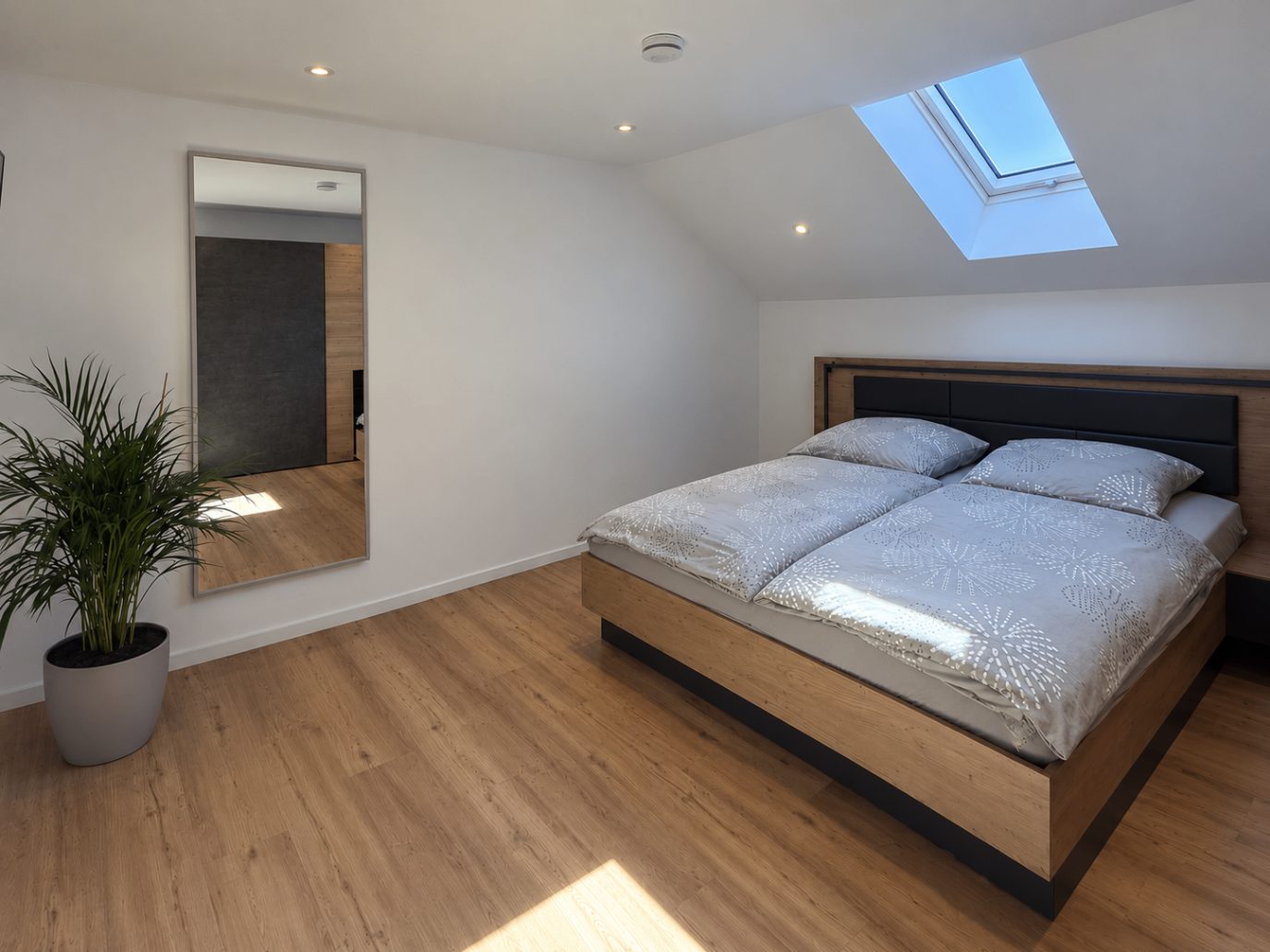 Schlafzimmer der Ferienwohnung Karl mit Doppelbett und Dachfenster