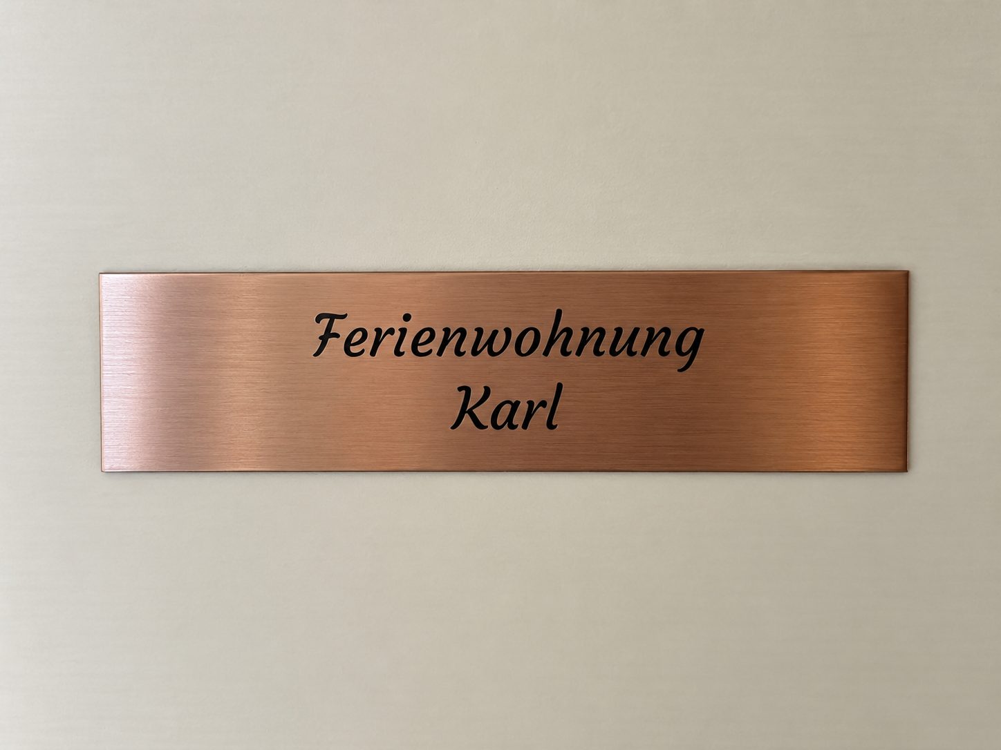 Namensplakette der Ferienwohnung Karl an der Wohnungstür