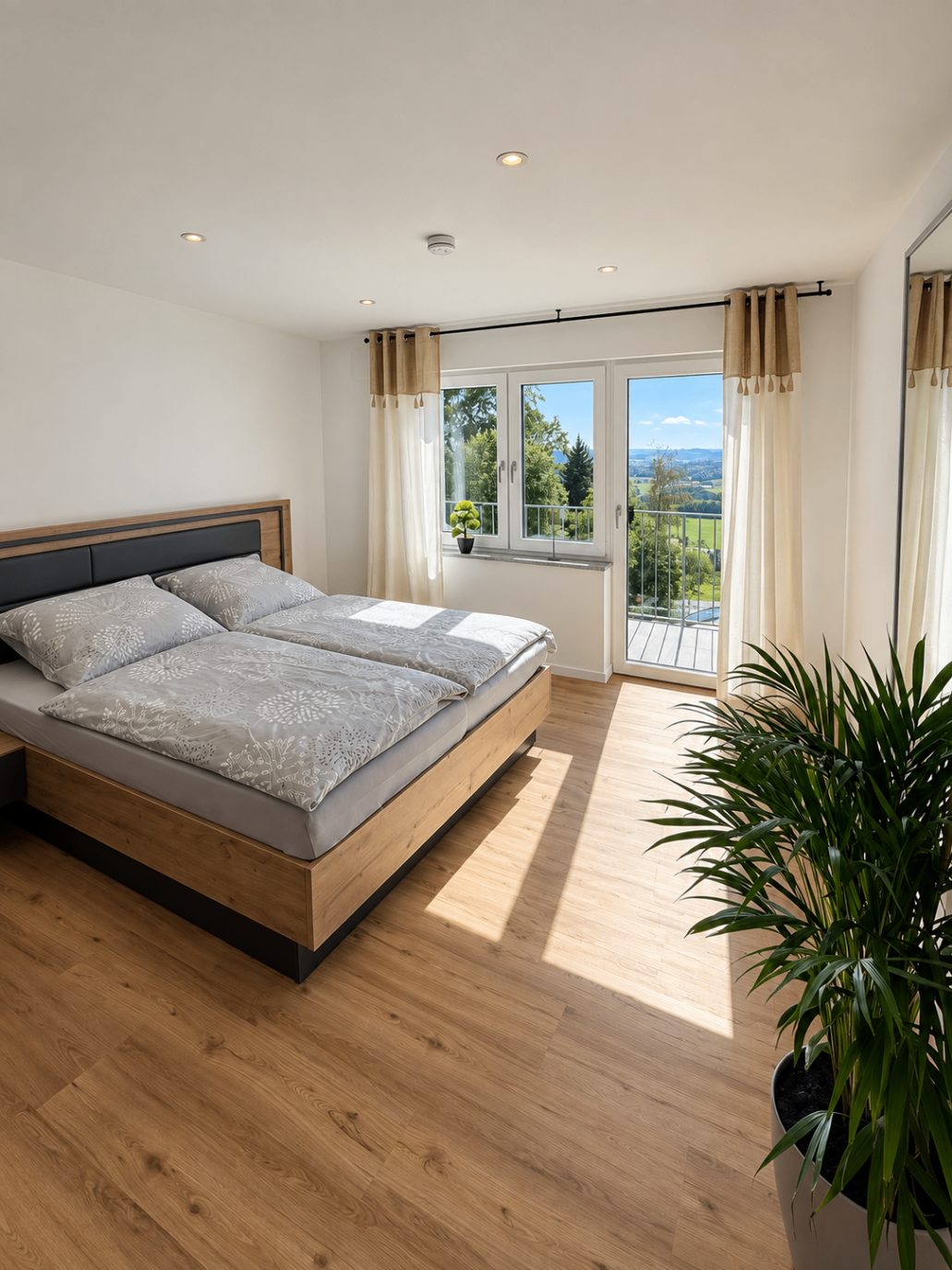 Schlafzimmer der Ferienwohnung Liserl mit Doppelbett und Blick ins Grüne