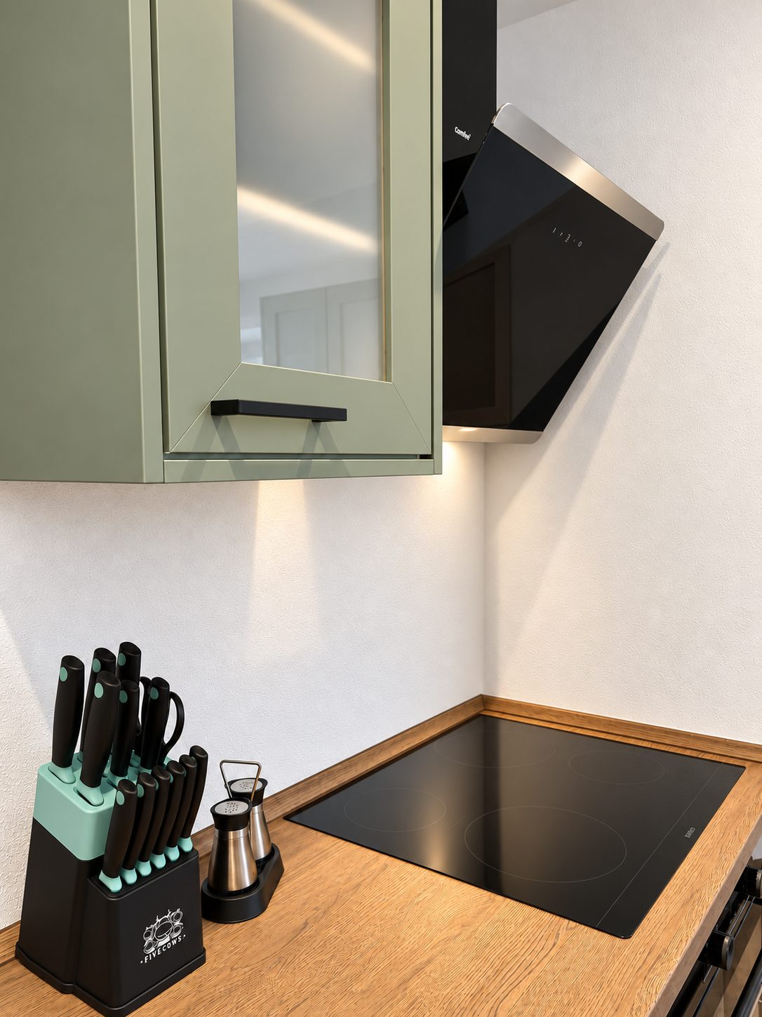 Küchendetail der Ferienwohnung Karl mit Induktionskochfeld und Messerblock