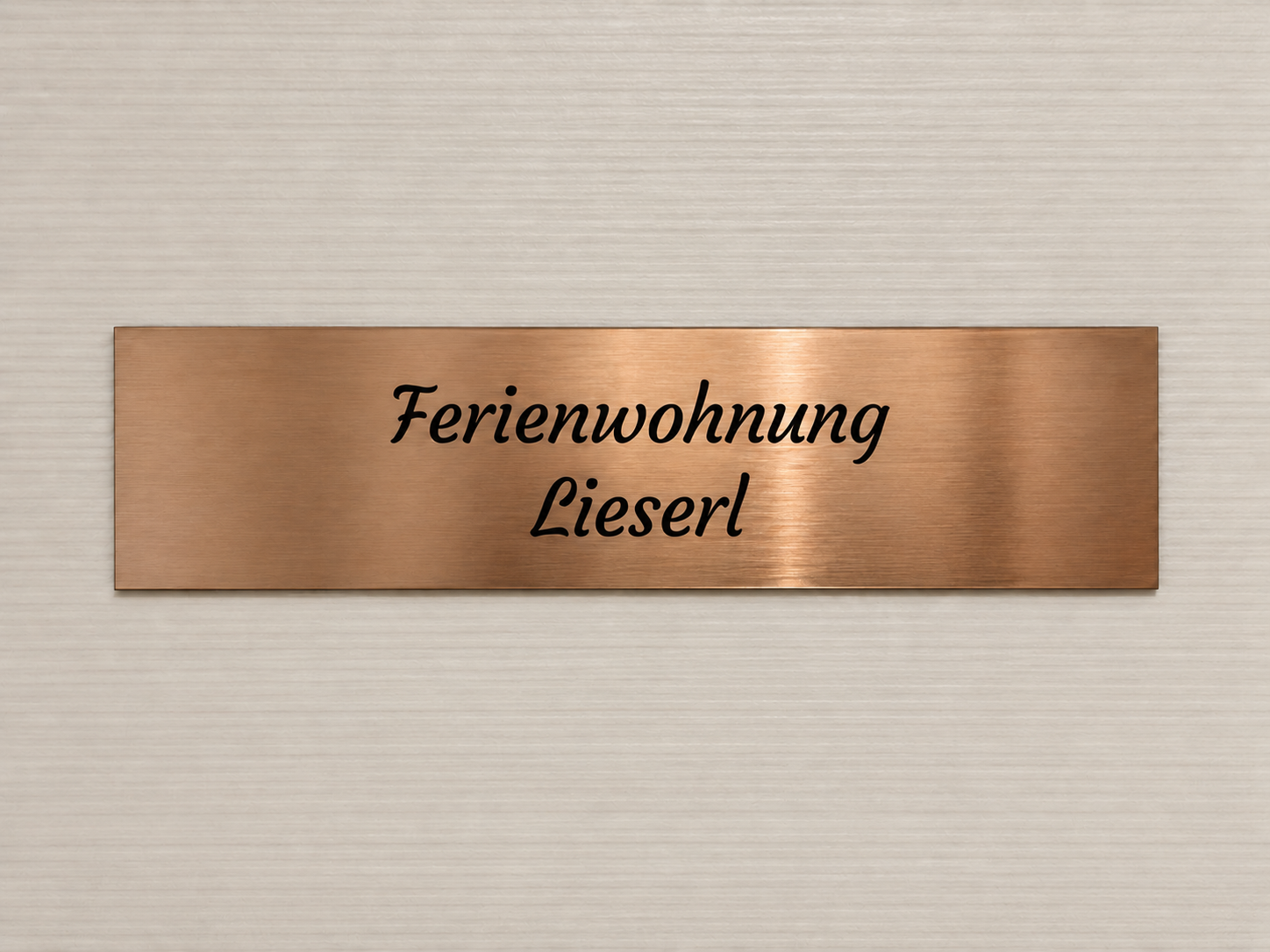 Kupfernes Namensschild mit der Aufschrift Ferienwohnung Lieserl an der Wohnungstür
