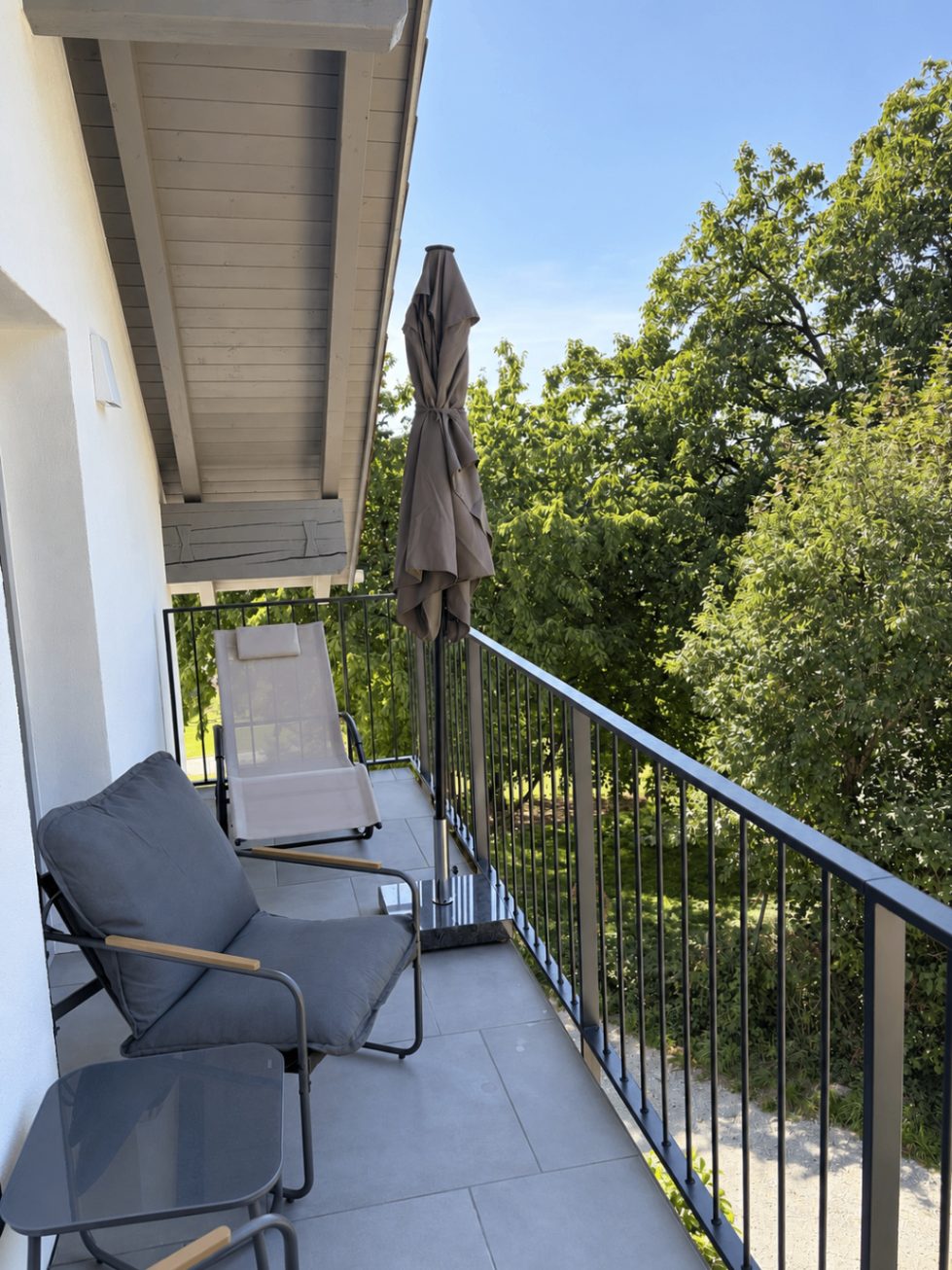 Balkon der Ferienwohnung Karl mit Liege, Sessel und Blick ins Grüne
