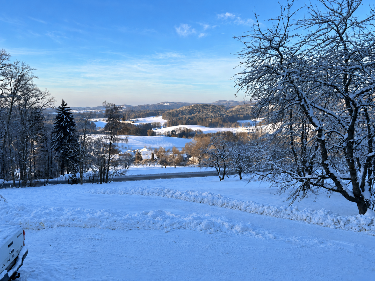 Winterpanorama vom Ranzingerberg über die verschneiten Hügel des Lallinger Winkels