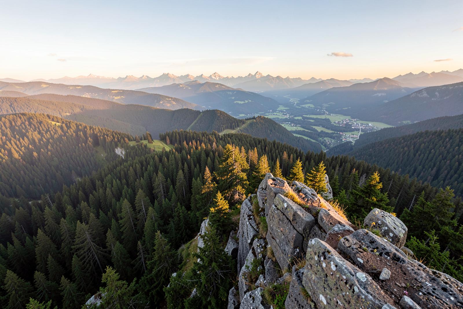 Fernblick vom Ruselabsatz über den Lallinger Winkel und die Alpenkette